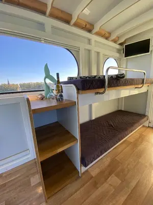 Ein Sitzbereich in der Unterkunft HAUSBOOT - Schwimmende feststehende Ferienwohnung direkt auf der Havel mit Weitblick aufs Wasser