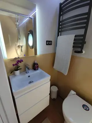 Ein Badezimmer in der Unterkunft Wasserapartment Cityport - Schwimmende Ferienwohnung