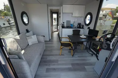 Küche/Küchenzeile in der Unterkunft Wasserapartment Cityport - Schwimmende Ferienwohnung