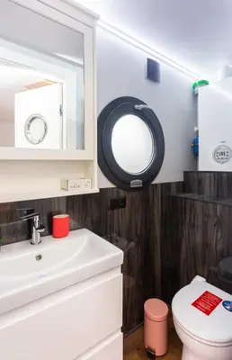 Ein Badezimmer in der Unterkunft Wasserapartment Cityport - Schwimmende Ferienwohnung