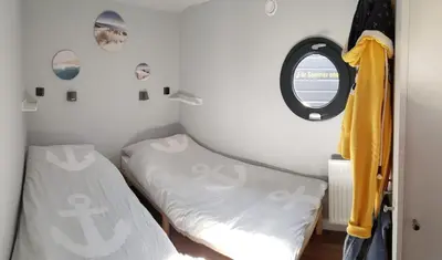 Ein Bett oder Betten in einem Zimmer der Unterkunft Wasserapartment Cityport - Schwimmende Ferienwohnung