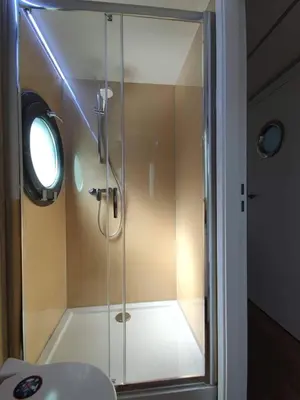 Ein Badezimmer in der Unterkunft Wasserapartment Cityport - Schwimmende Ferienwohnung