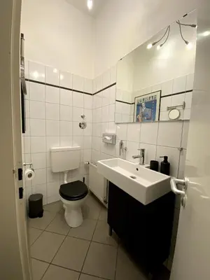 Ein Badezimmer in der Unterkunft Industrielle Loft Wohnung in Friedrichshain