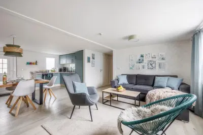 Ein Sitzbereich in der Unterkunft modernes Ferienhaus Sonnendeck 70 QM I Strandnah I Terrasse I 2 Schlafzimmer I Nähe Werbellinsee
