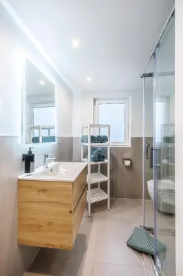 Ein Badezimmer in der Unterkunft modernes Ferienhaus Sonnendeck 70 QM I Strandnah I Terrasse I 2 Schlafzimmer I Nähe Werbellinsee