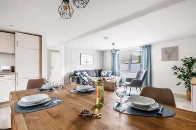 Ein Sitzbereich in der Unterkunft Ferienhaus Waldgeflüster 70 QM I überdachte Terrasse I 2 Schlafzimmer I Strandnah