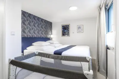 Ein Bett oder Betten in einem Zimmer der Unterkunft Ferienhaus Waldgeflüster 70 QM I überdachte Terrasse I 2 Schlafzimmer I Strandnah