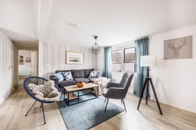 Ein Sitzbereich in der Unterkunft Ferienhaus Waldgeflüster 70 QM I überdachte Terrasse I 2 Schlafzimmer I Strandnah