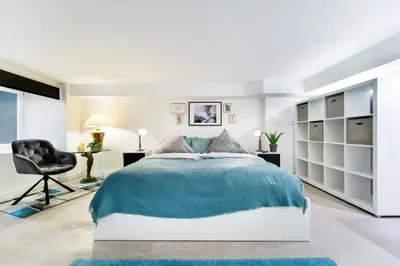 Ein Bett oder Betten in einem Zimmer der Unterkunft The Mierendorf II, comfortable group & family apartment, 1BR, 1 Living room, ideal for 2 - 4 Guests