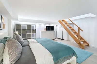 TV/Unterhaltungsangebot in der Unterkunft The Mierendorf II, comfortable group & family apartment, 1BR, 1 Living room, ideal for 2 - 4 Guests