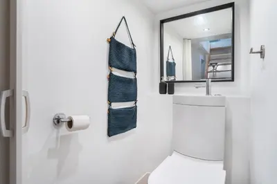 Ein Badezimmer in der Unterkunft The Mierendorf II, comfortable group & family apartment, 1BR, 1 Living room, ideal for 2 - 4 Guests