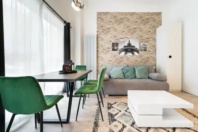 Ein Sitzbereich in der Unterkunft The Mierendorf II, comfortable group & family apartment, 1BR, 1 Living room, ideal for 2 - 4 Guests