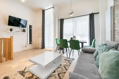 TV/Unterhaltungsangebot in der Unterkunft The Mierendorf II, comfortable group & family apartment, 1BR, 1 Living room, ideal for 2 - 4 Guests