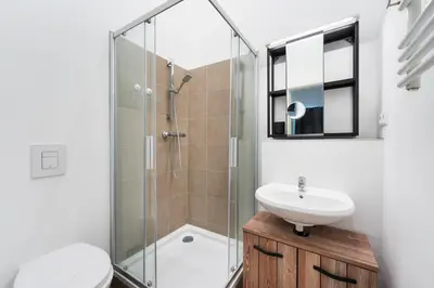 Ein Badezimmer in der Unterkunft The Mierendorf II, comfortable group & family apartment, 1BR, 1 Living room, ideal for 2 - 4 Guests