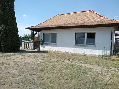 Das Gebäude in dem sich das Ferienhaus befindet