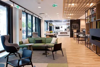Ein Sitzbereich in der Unterkunft Holiday Inn Berlin City East Side by IHG