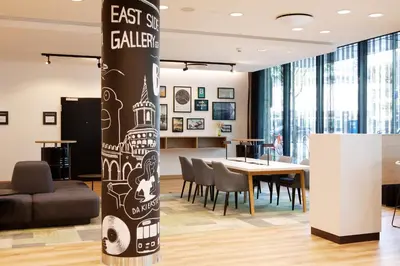 Ein Sitzbereich in der Unterkunft Holiday Inn Berlin City East Side by IHG