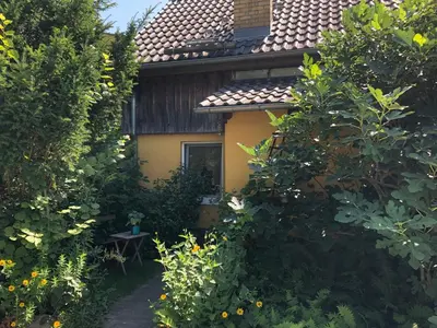 Ein Garten an der Unterkunft Lutki Dom