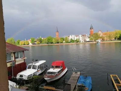 Blick auf einen Fluss in der Nähe des Privatzimmers