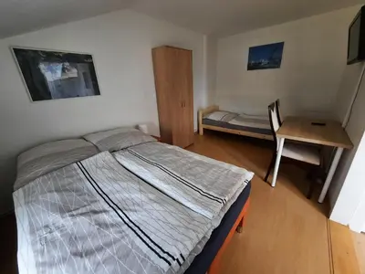 Ein Bett oder Betten in einem Zimmer der Unterkunft FEWO3-1 Zim-2 Einz Bett-2 Pers-Küche-Dusche WC