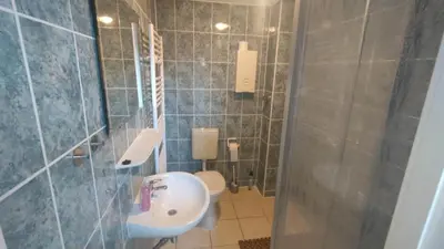 Ein Badezimmer in der Unterkunft FEWO3-1 Zim-2 Einz Bett-2 Pers-Küche-Dusche WC