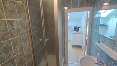 Ein Badezimmer in der Unterkunft FEWO3-1 Zim-2 Einz Bett-2 Pers-Küche-Dusche WC