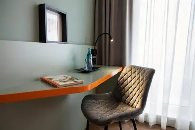 Ein Sitzbereich in der Unterkunft LOGINN Hotel Berlin Airport