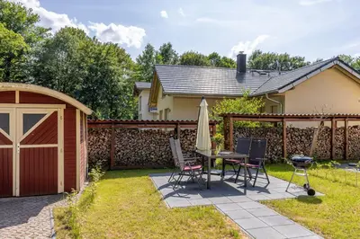 Ein Garten an der Unterkunft Ferienwohnungen Wildau am Werbellinsee