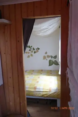 Ein Bett oder Betten in einem Zimmer der Unterkunft Bungalow nebst Wohnwagen für 4 bis 5 Personen in Nähe von See- und Tesla
