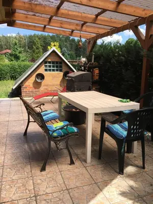 Ein Patio oder anderer Außenbereich in der Unterkunft Bungalow nebst Wohnwagen für 4 bis 5 Personen in Nähe von See- und Tesla