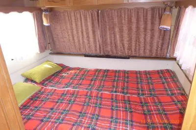 Ein Bett oder Betten in einem Zimmer der Unterkunft Bungalow nebst Wohnwagen für 4 bis 5 Personen in Nähe von See- und Tesla