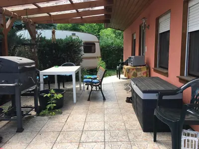 Ein Patio oder anderer Außenbereich in der Unterkunft Bungalow nebst Wohnwagen für 4 bis 5 Personen in Nähe von See- und Tesla