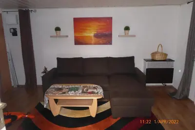 Ein Sitzbereich in der Unterkunft Bungalow nebst Wohnwagen für 4 bis 5 Personen in Nähe von See- und Tesla