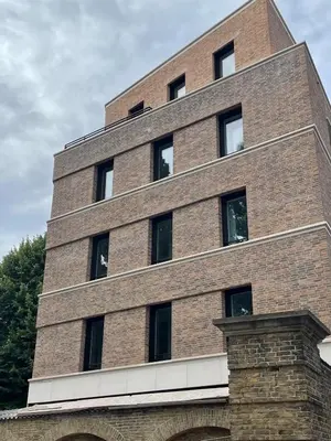 Das Gebäude in dem sich das Aparthotel befindet