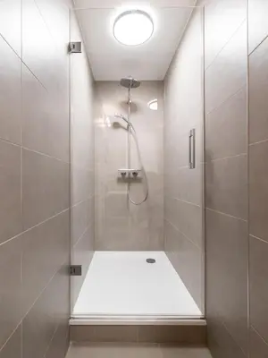 Ein Badezimmer in der Unterkunft Limehome Berlin Luise Henriette Str - Digital Access