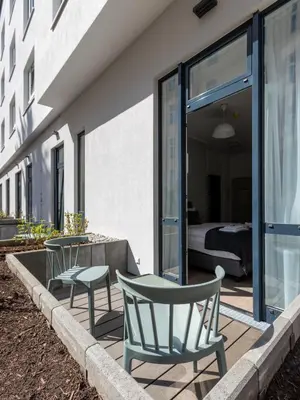Ein Sitzbereich in der Unterkunft Limehome Berlin Luise Henriette Str - Digital Access