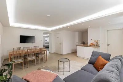 TV/Unterhaltungsangebot in der Unterkunft Spacious apartment in Hemholtzkiez Prenzlauer Berg for 8 People Hiddenseer
