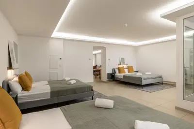 Ein Bett oder Betten in einem Zimmer der Unterkunft Spacious apartment in Hemholtzkiez Prenzlauer Berg for 8 People Hiddenseer