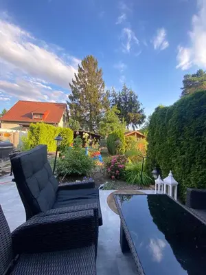 Ein Garten an der Unterkunft Schönes Zimmer im charmanten Haus