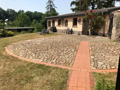 Ein Garten an der Unterkunft Ferienwohnung mit Wasserzugang