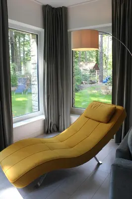 Ein Sitzbereich in der Unterkunft Moderne Wohnung im skandinavischen Stil am Waldrand