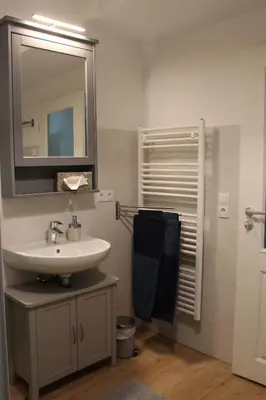 Ein Badezimmer in der Unterkunft Moderne Wohnung im skandinavischen Stil am Waldrand