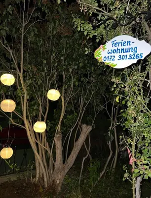 Ein Garten an der Unterkunft Wohnen an der Havel