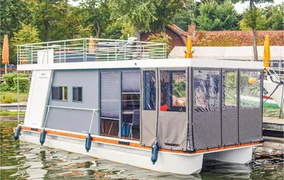 Blick auf einen Fluss in der Nähe des Bootes