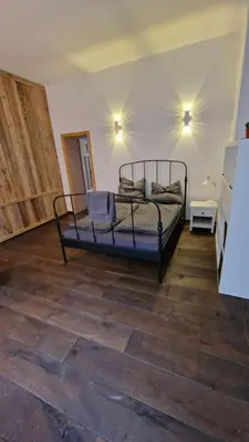 Ein Bett oder Betten in einem Zimmer der Unterkunft Liebevoll sanierte Altbauwohnung