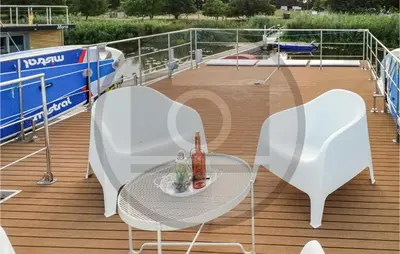 Ein Sitzbereich in der Unterkunft Awesome Ship In Neuruppin With Kitchen