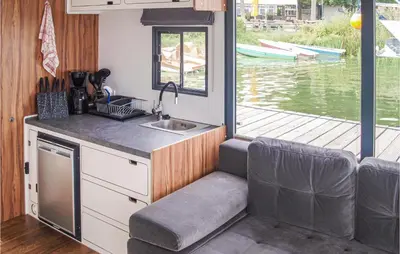 Blick auf einen Fluss in der Nähe des Bootes