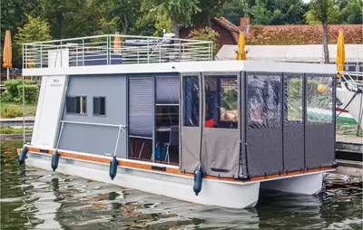 Blick auf einen Fluss in der Nähe des Bootes