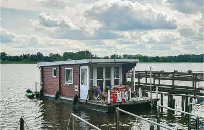 Blick auf einen Fluss in der Nähe des Bootes