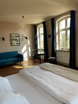 Ein Bett oder Betten in einem Zimmer der Unterkunft An Den Wiesen Gasthaus am Finowkanal